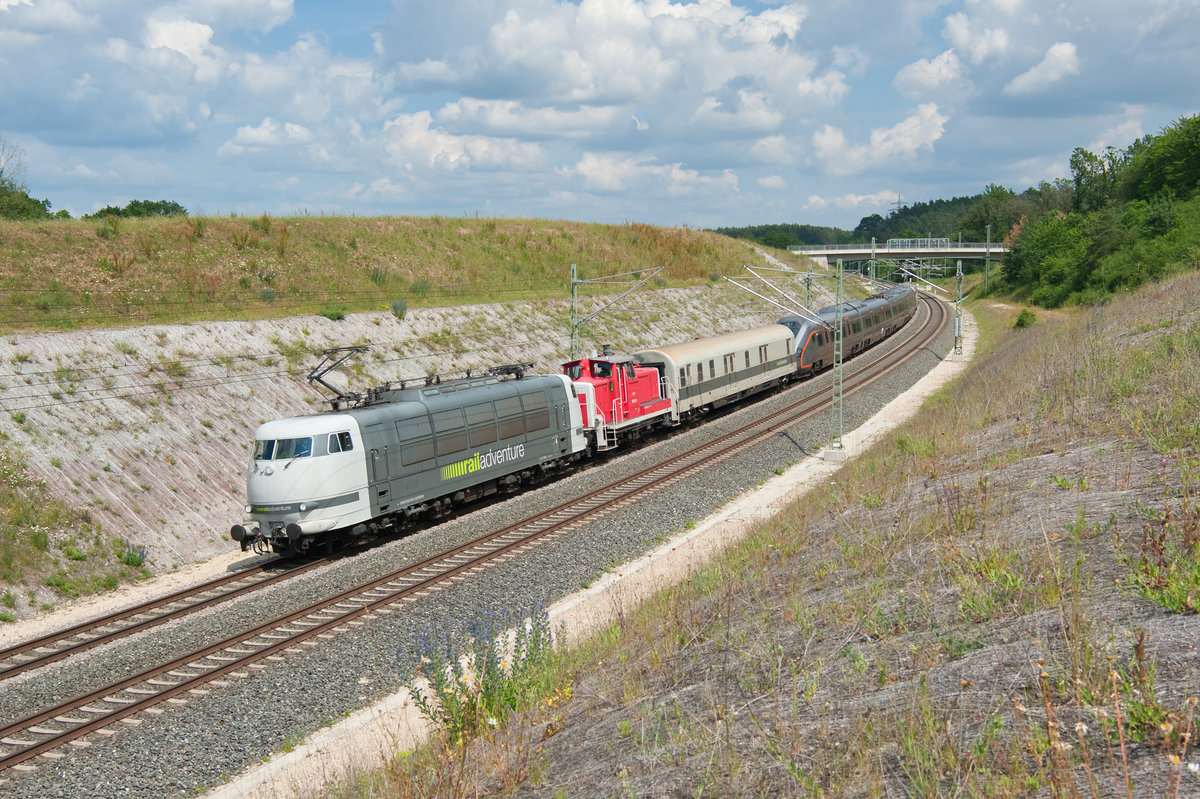 103 222 von railadventure, 365 221 und die Überführung der flytoget-Triebwagen bei Emskirchen Richtung Würzburg, 23.06.2019
