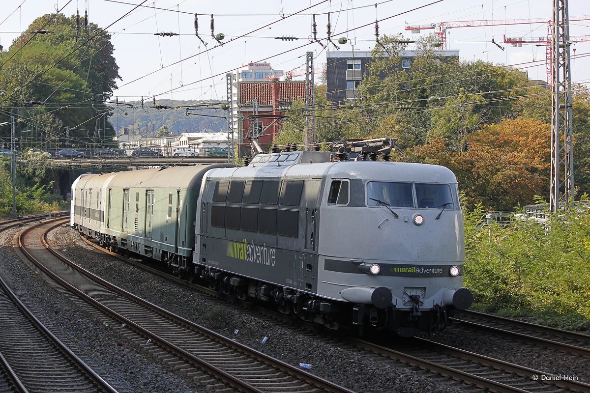 103 222 Railadventure mit einem Postwagen und einem S�wextriebwagen in Wuppertal, September 2016.