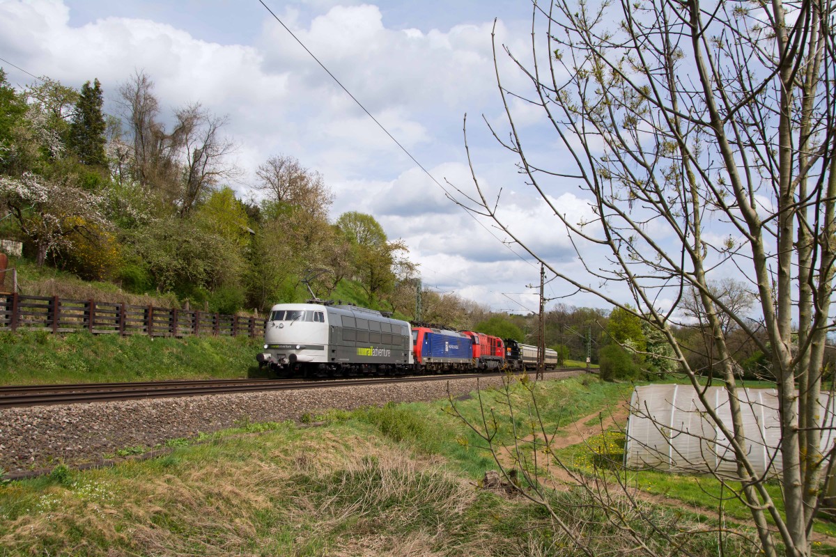 103 222 RailAdventure mit mehreren Lokomotiven im Schlepp bei Reichenbach an der Fils am 26.4.2015