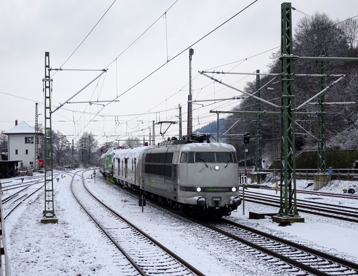 103 222 von Railadventure überführt am 03. Januar 2016 die finnische Vectron 103 302-8 durch Kronach.