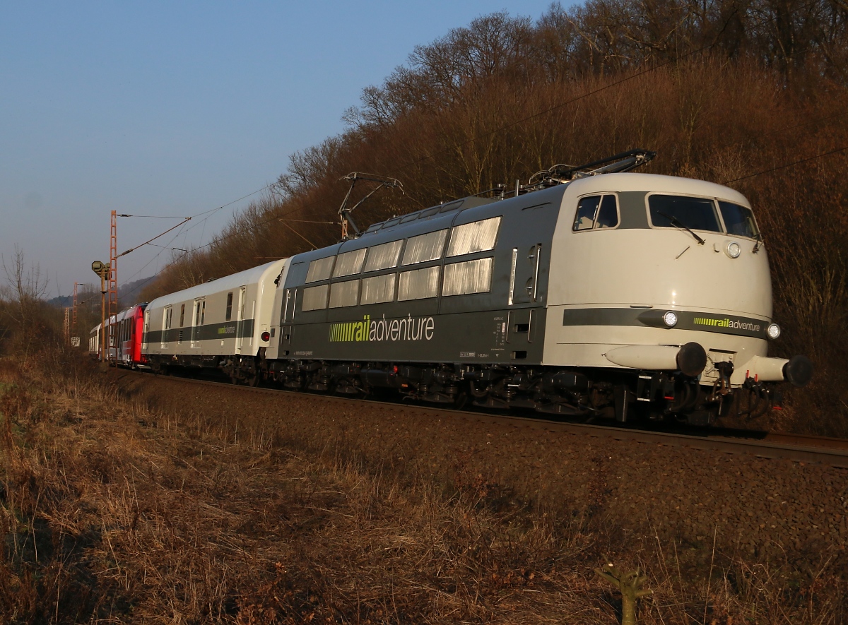 103 222 von RailAdventure überführte am 20.03.2015, zwischen zwei Hauseigenen Wagen eingeklemmt, einen DB Regio 623 005/505 im neuen rot-weißen Design. Aufgenommen zwischen Friedland und Eichenberg.