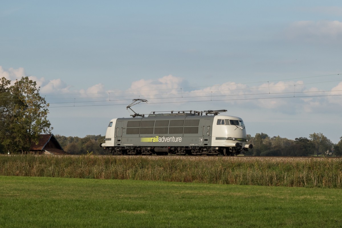 103 222 von RailAdventure war am 9. Oktober 2015 Lz unterwegs nach Salzburg, hier zu sehen bei Weisham.