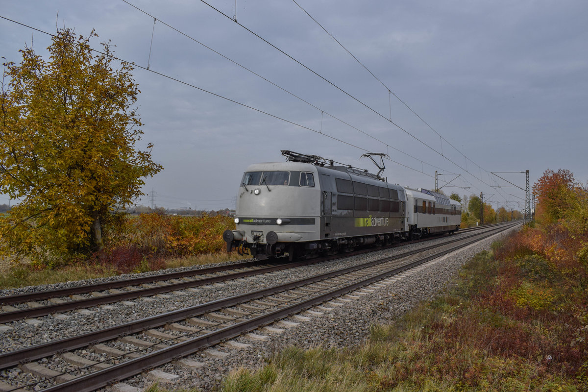 103 222 war mit dem Luxxon-Panoramawagen am 04.11.2018 auf der Fahrt nach Basel, als sie Fuhre durch Buggingen rollt.