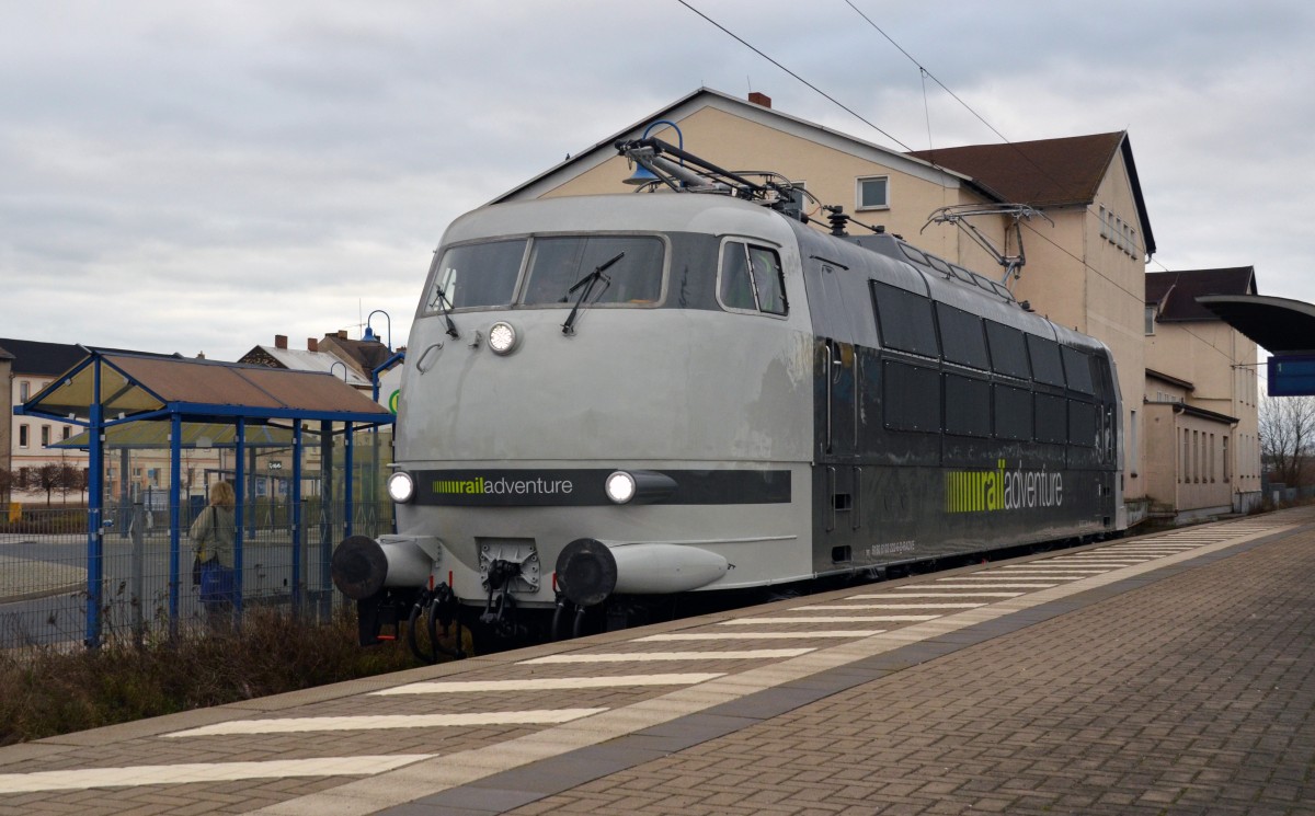 103 222 zeigte sich am 23.12.14 in Bitterfeld in ihrem neuen Railadventure-Design. 