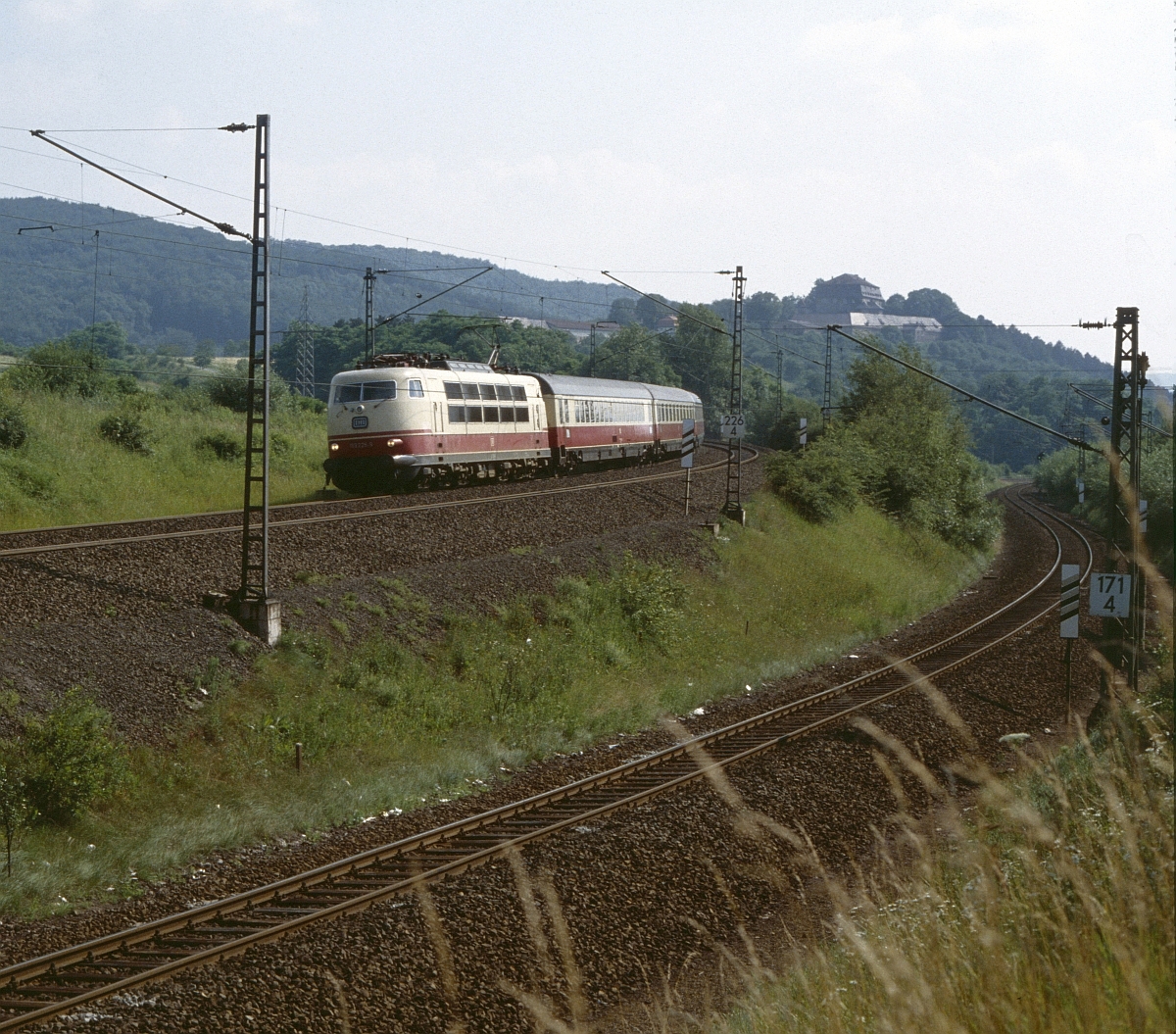 103 225 mit IC Richtung Norden von Bebra kommend kurz vor Eichenberg (Juli 1979). Vorn das Richtungsgleis von Eichenberg nach Kassel. Im Hintergrund Schloss Arnstein.