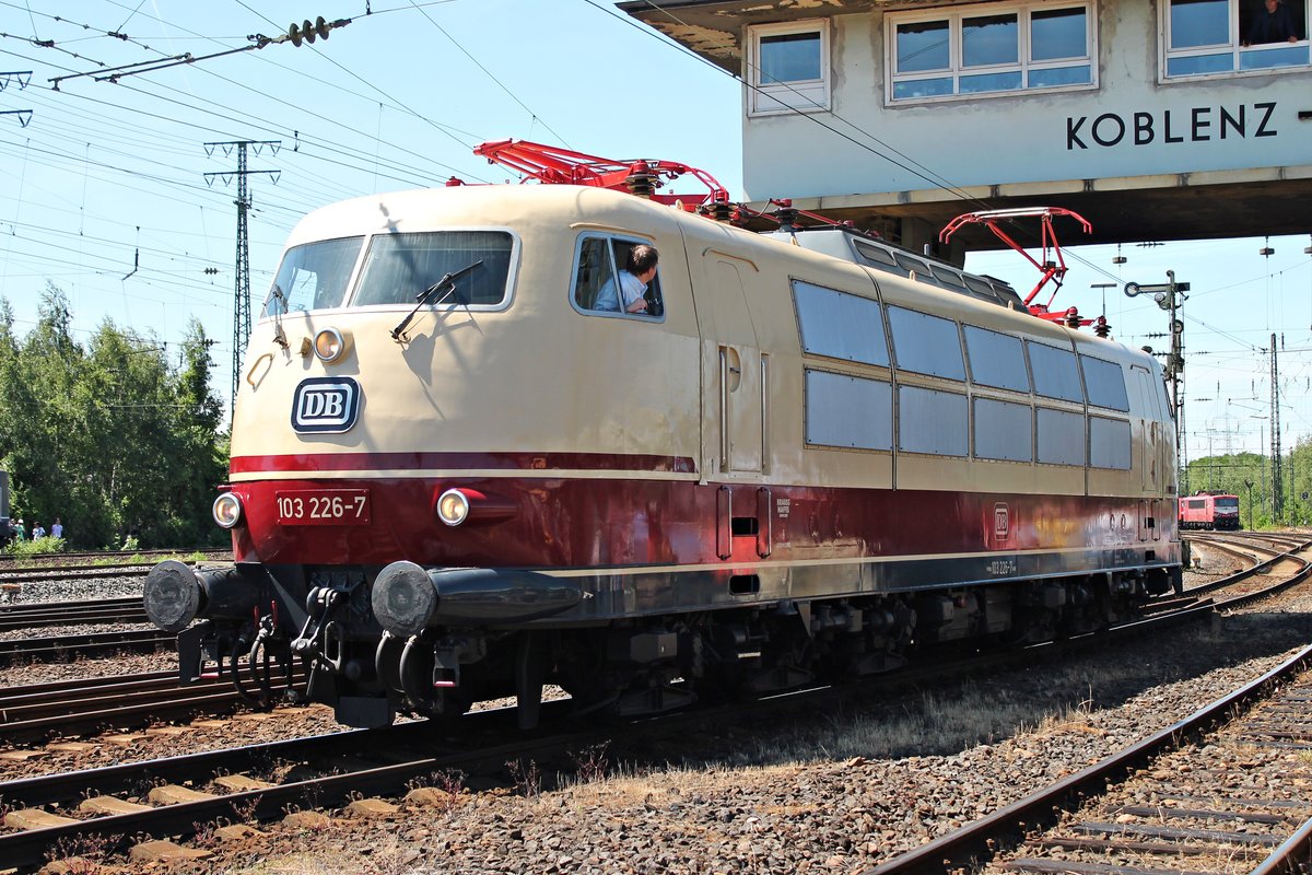 103 226-7 am 14.06.2015 auf der Fahrezugparade vom DB Museums in Koblenz Lützel. Besitzer der Lok ist der Lokomitv Club 103 e.V. und wenn sie nicht an einem Fest teil nimmt, steht die Lok geschützt auf dem Versuchsgelände von Siemens in Wegberg Wildenrath.