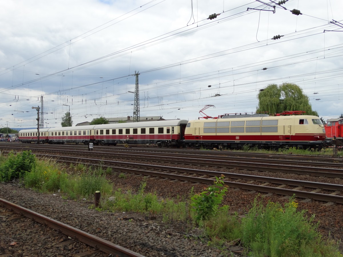 103 226-7 mit drei TEE Wagen am 14.06.14 in Koblenz Lützel von einen Öffentlichen Fotopunkt aus Fotografiert