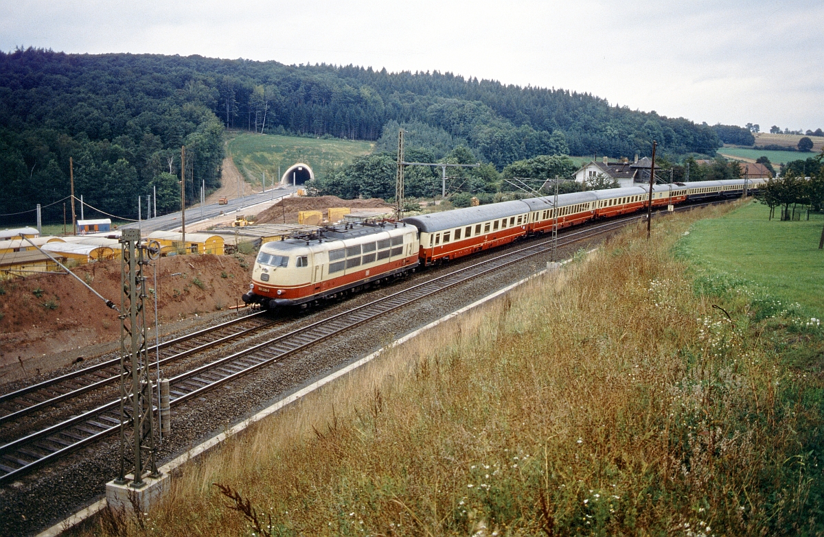 103 226 bei Götzenhof im Sommer 1986. Im Hintergrund entsteht die SFS. Das Wohnhaus links der Bahn ist die ehemalige Blockstelle Niesig, die u.a. in Bildbänden des bekannten Eisenbahnfotografen Rolf Brüning häufiger zu sehen ist.