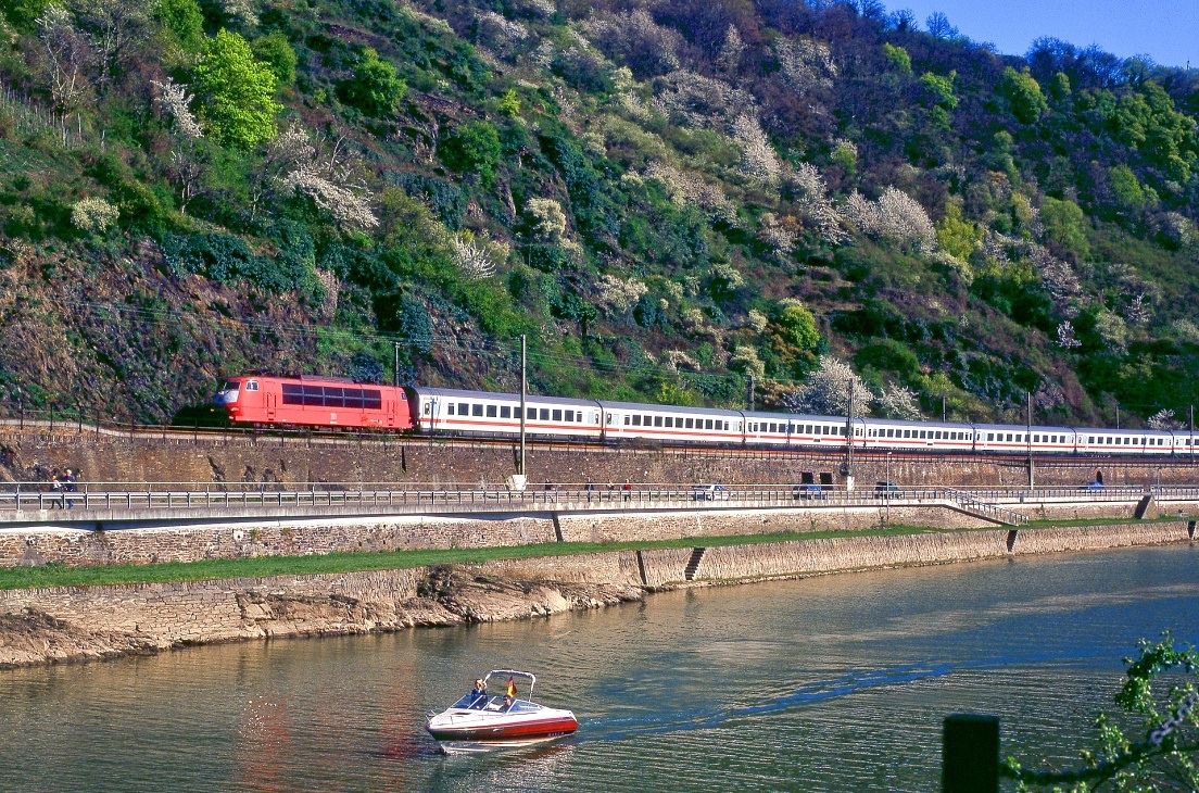 103 230 mit einem ber die rechte Rheinstrecke umgeleiteten IC bei St.Goarshausen, Aufnahme am Loreleyhafen am 07.04.2002.