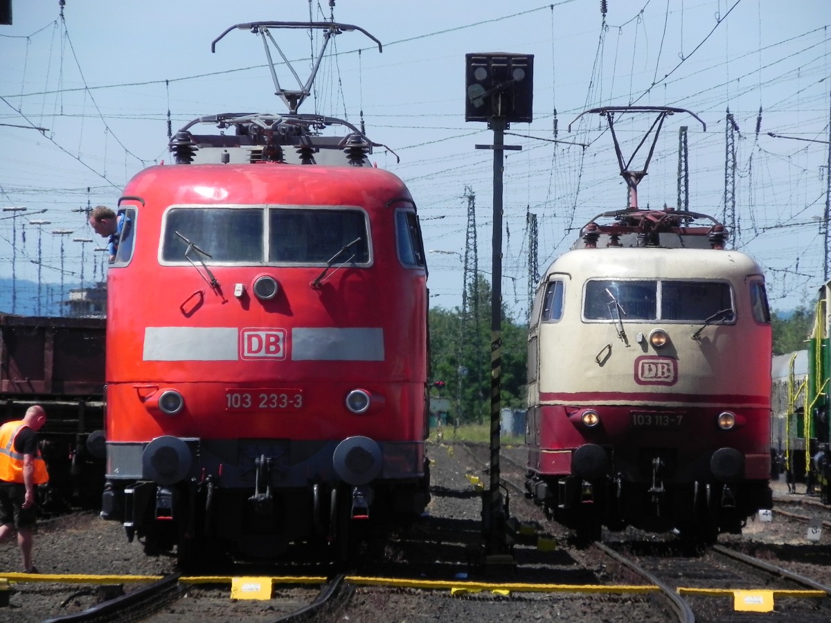 103 233-3 und 103 113-7 bei der Aufstellung zur Lokparade im DB Museum Koblenz am 14.06.2015. Erstere war nicht fahrbereit und wurde von einer anderen Lok der Baureihe 103 geschoben bzw. gezogen. 