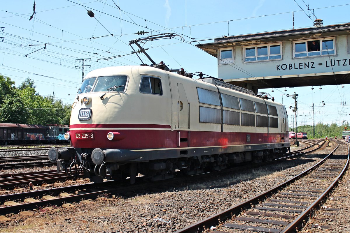 103 235-8 am 14.06.2015 auf der Fahrzeugparade vom DB Musaeums in Koblenz Lützel. Die 103 235-8 war bis Ende 2014 noch betriebsfähig bei DB Fernverkehr und zog noch planmäßige InterCitys.