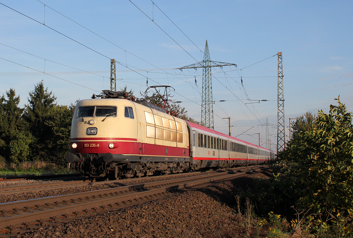 103 235-8 am IC119 bei Brhl am 19.10.2013