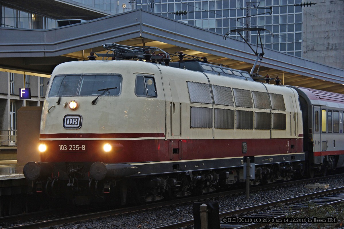 103 235-8 am IC119 (Münster Hbf - Innsbruck Hbf) stand am 14.12.2013 in Essen Hbf.