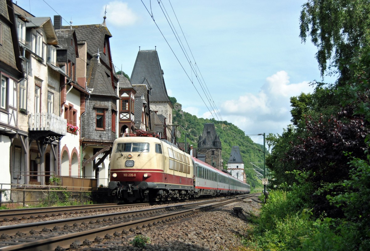 103 235-8 fuhr am 02.07.2013 mit dem IC 119 durch Bacharach.