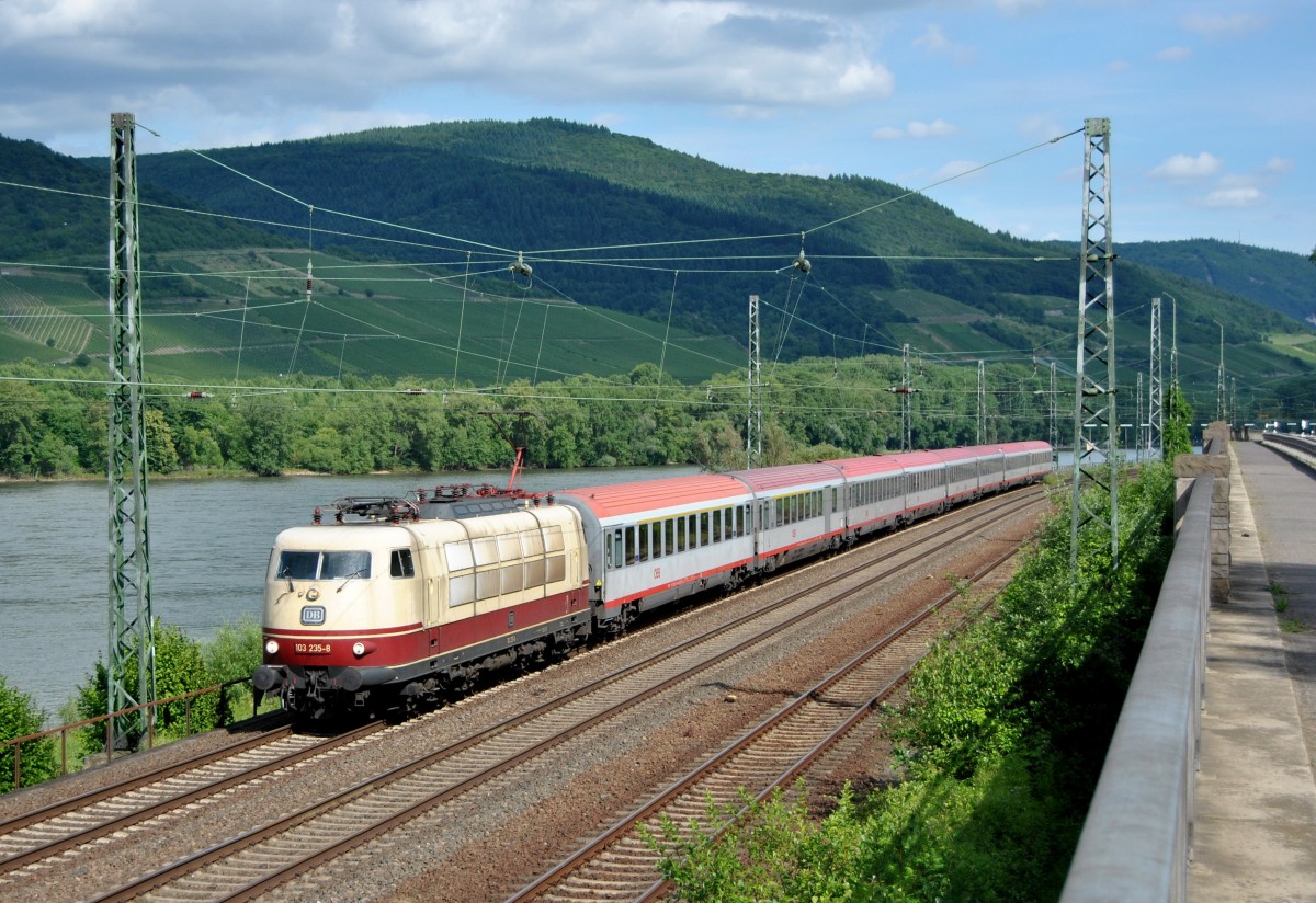 103 235-8 fuhr am 29.06.2013 mit dem IC 118 durch Niederheimbach.