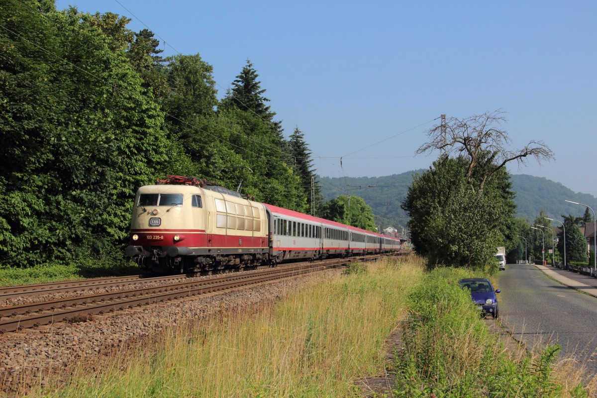 103 235-8 mit dem IC 119 (Mnster (Westf) Hbf - Innsbruck Hbf) in Oberwinter am 06.07.13