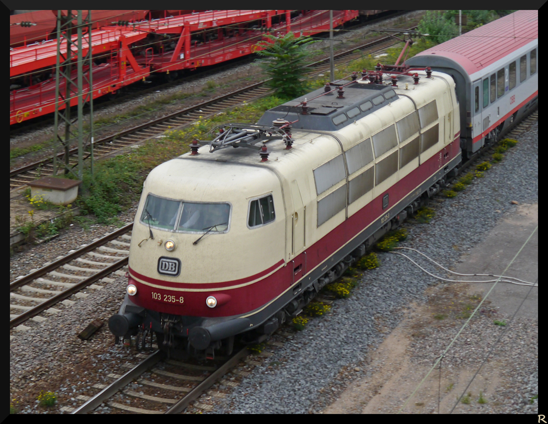 103 235-8 ist mit dem IC 119 auf dem Weg nach Stuttgart und fhrt hier am Mannheimer Rbf vorbei. Auf dem hellen Dach fallen die Verschmutzungen durch die Kohlenstoff-Schleifer der Stromabnehmer auf . (04.10.2013)