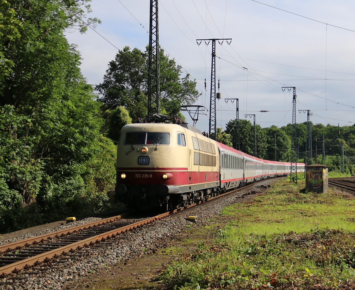 103 235-8 mit dem IC 119 bei der Durchfahrt in Köln West. Aufgenommen am 15.07.2014.