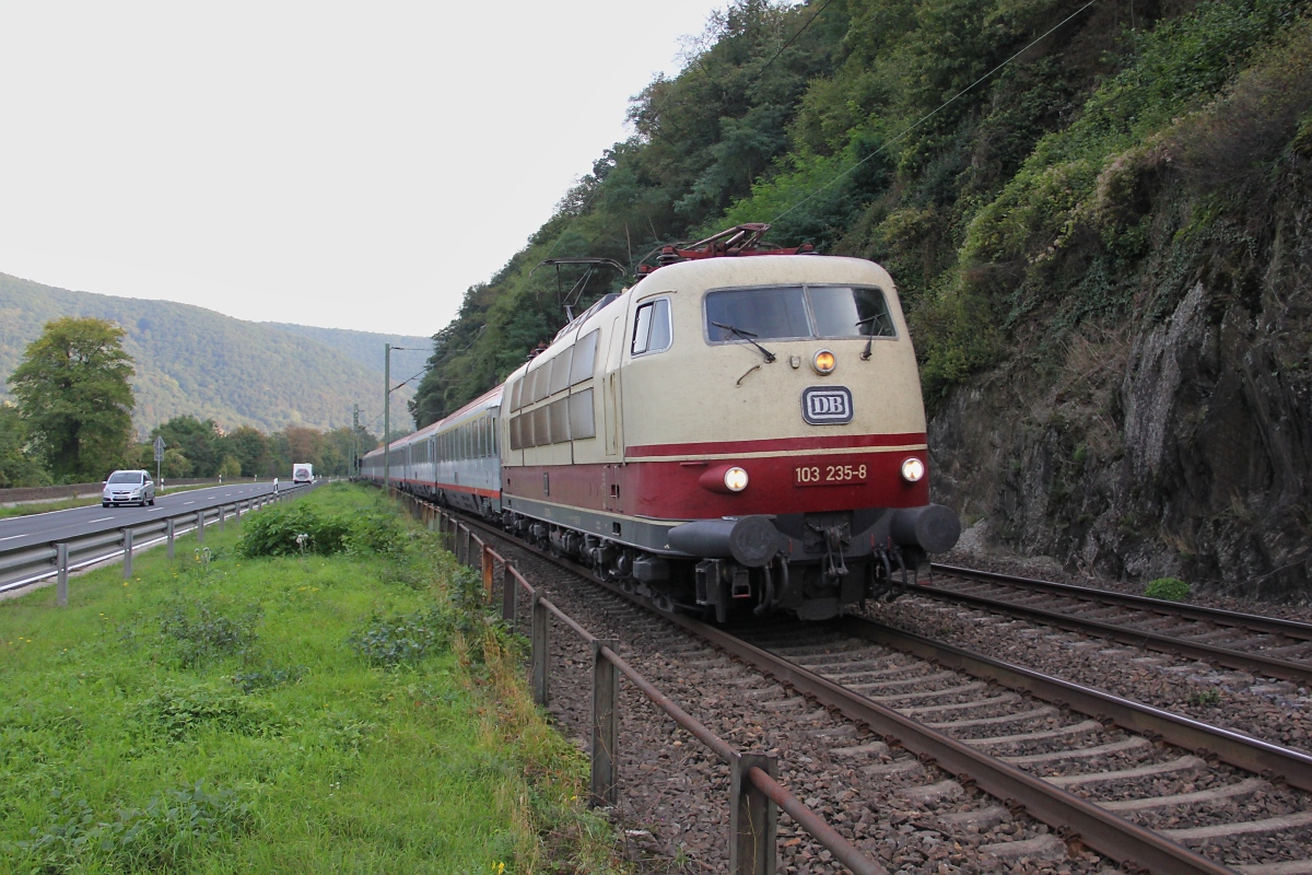 103 235-8 mit IC 118 bei zwischen Oberwesel und Bacharach am Rhein. Aufgenommen am 04.10.2013.