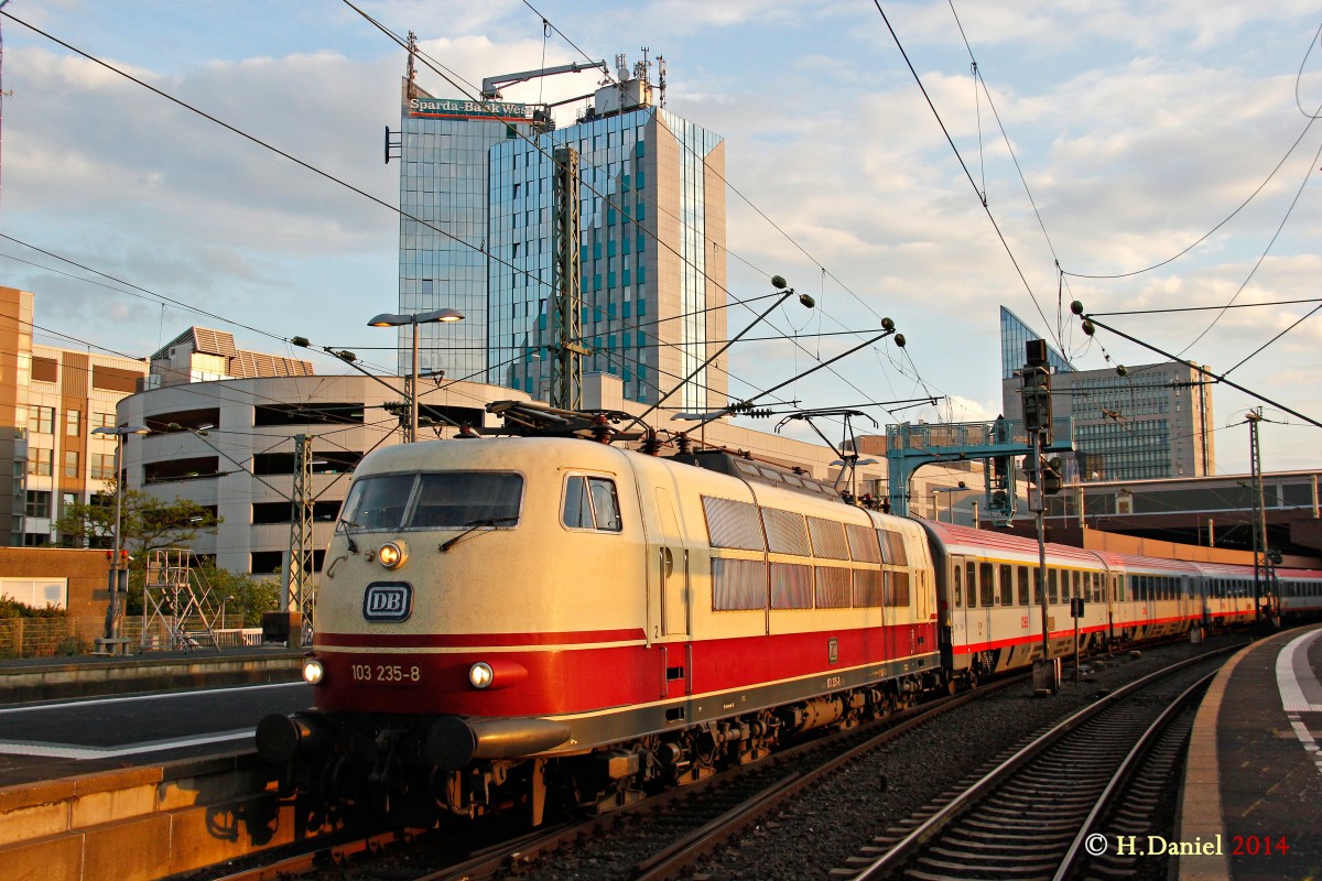 103 235-8 mit IC118 in D�sseldorf Hbf, April 2014.