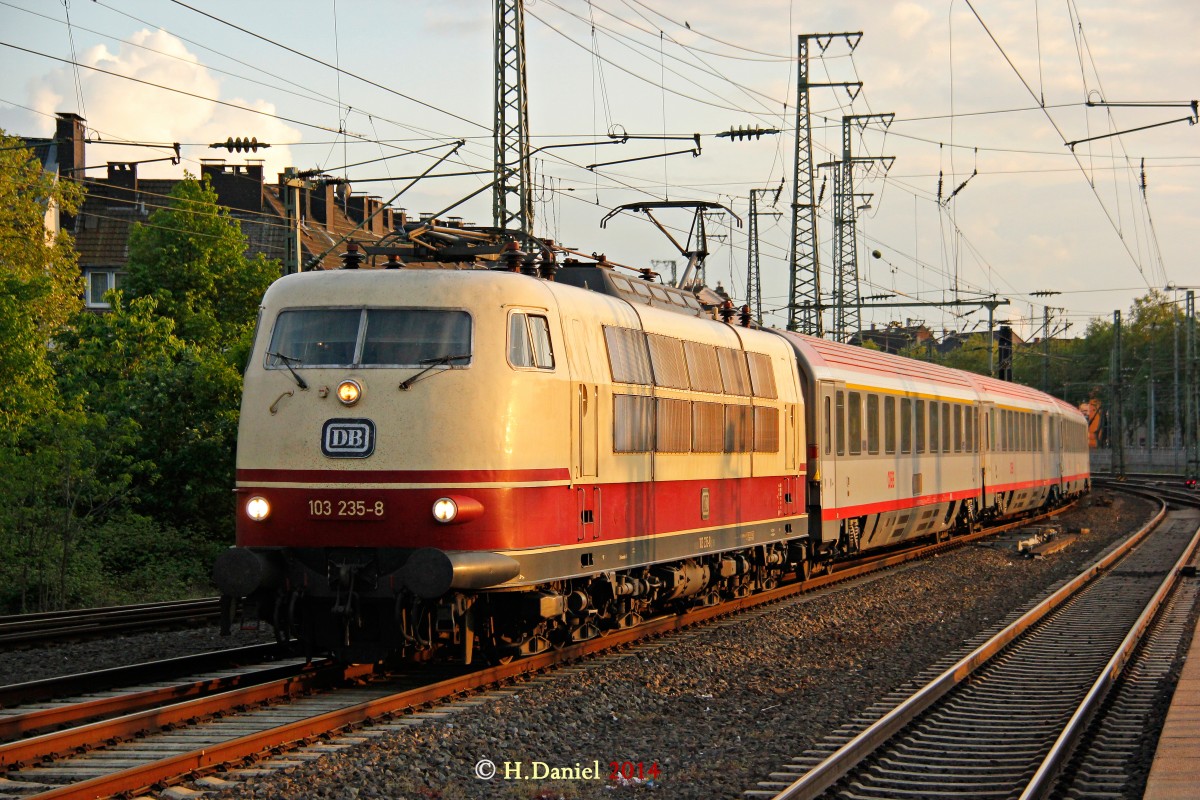 103 235-8 mit IC118 in D�sseldorf Hbf, April 2014.