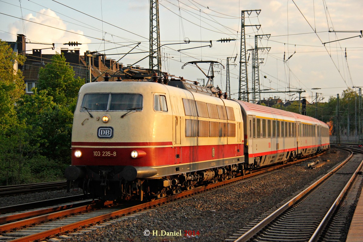 103 235-8 mit IC118 (Innsbruck-Münster) am 22.04.2014 in Düsseldorf Hbf.