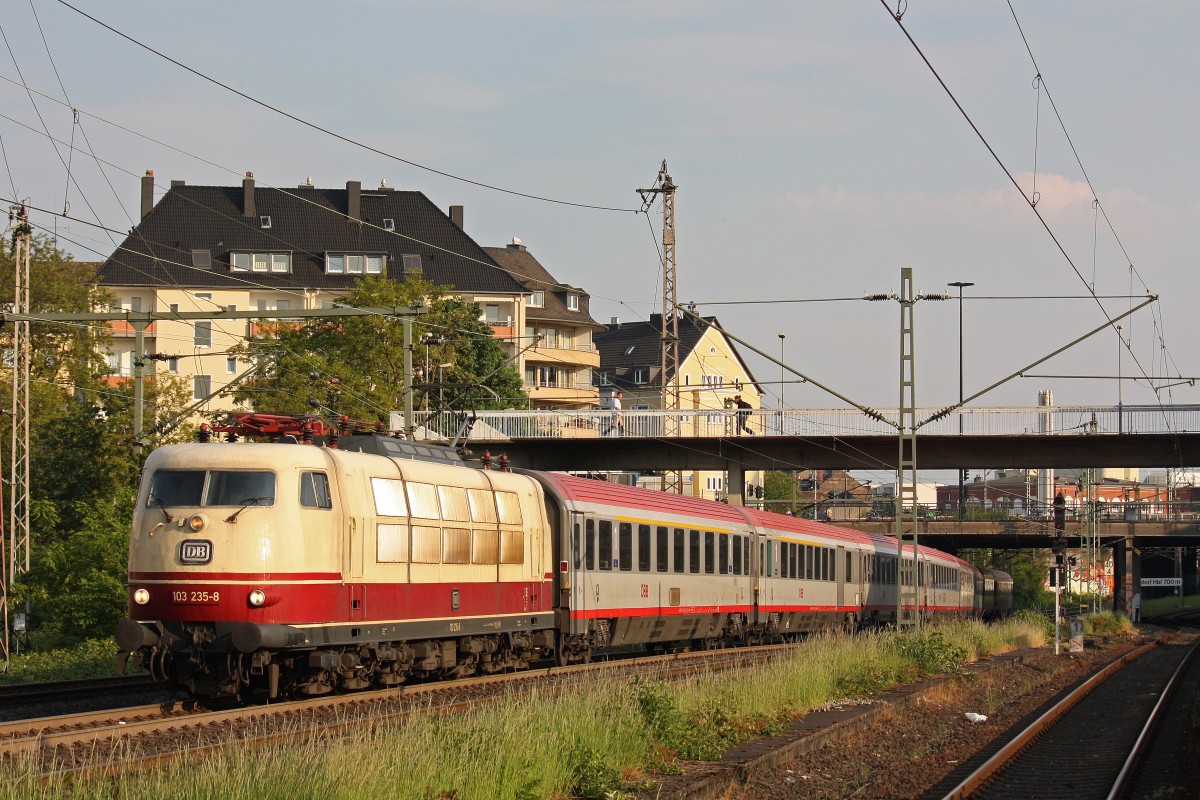 103 235 am 27.5.13 mit dem IC 118 nach Mnster (Westf.) Hbf in Dsseldorf-Werhahn.