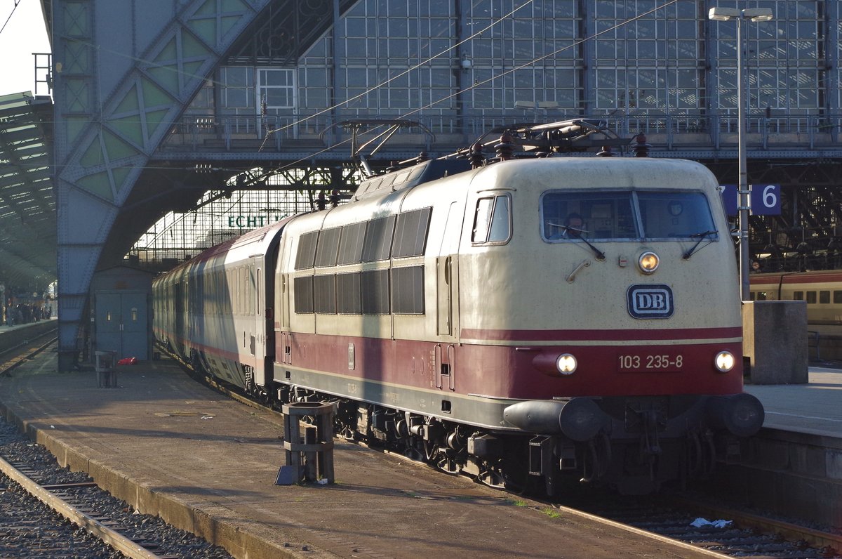 103 235 am Morgen des 04.10.2014 mit dem berühmten IC119 im Kölner Hauptbahnhof