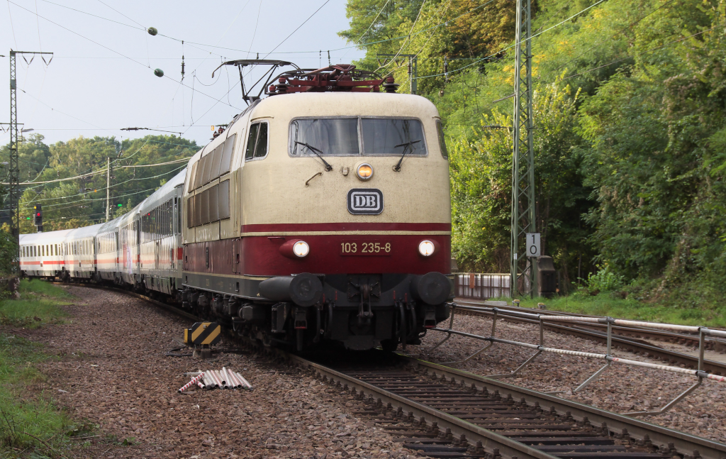 103 235 gab sich die Ehre - Am Sonntag - 29.09.2013 - war 103 235 im Umlaufplan um den IC 2258 aus Frankfurt nach Saarbrcken zu bringen.
Der Blick vor dem Saarbrcker Hbf. aus Richtung Mannheim war durch eine Absperrung getrbt, daher wurde die Rckleistung nach Frankfurt am Main abgewartet.
103 235 hat mit IC 2057 den Hauptbahnhof Saarbrcken verlassen und beschleunigt nun Richtung Saarbrcken Ost.

Bahnstrecke 3250 Saarbrcken - Homburg.

An dieser Stelle war die Gleisanlage mal viergleisig, wurde aber reduziert.
Erst zweihundert Meter weiter in Richtung Saarbrcken Ost gibt es wieder vier Gleise, zwei nach Homburg und zwei in Richtung Saargemnd wovon eins wiederum (Bahnstrecke 3251) seit Jahren in Saarbrcken Ost an einem Prellbock endet. Erst ab Rmerkastell (Einfdelung Saarbahn) ist die Strecke Richtung Frankreich wieder zweigleisig.