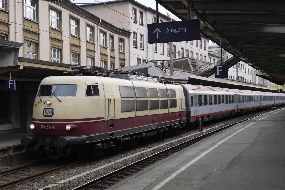 103 235 mit dem aus österreichischem Wagenmaterial bestehenden EC 119 Münster - Innsbruck, der - wegen noch bestehender Sturmschäden im Ruhrgebiet - über Wuppertal umgeleitet wurde. Aufnahme Wuppertal Hbf, 15.6.14.
