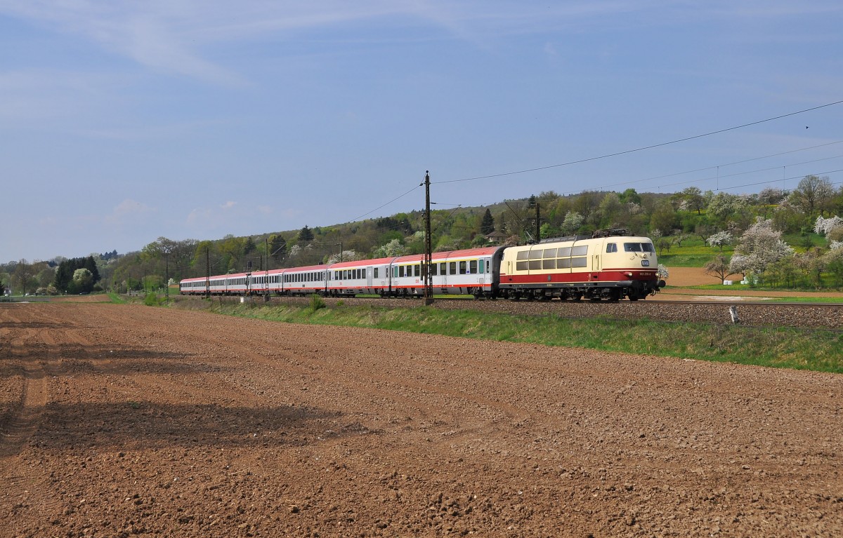 103 235 mit dem IC 119 auf dem Weg nach Ulm.Das Bild entstand bei Ebersbach an der Fils am 12.4.2014