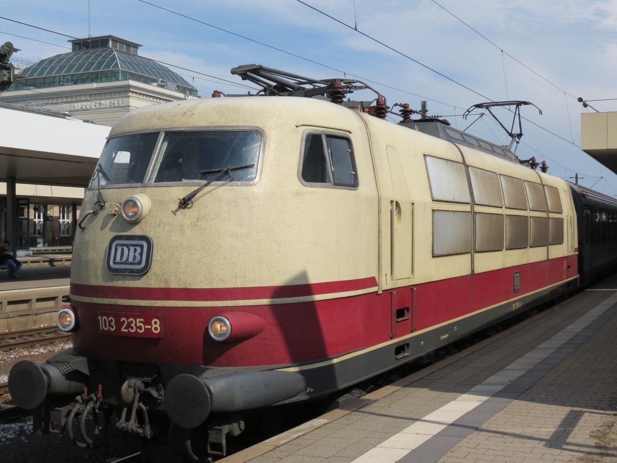 103 235 wartet in Mannheim mit ihrem IC118 auf die Abfahrt. August 2014. 