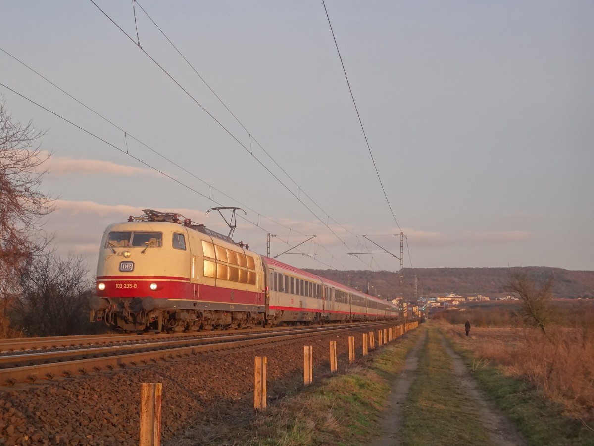 103 235 zieht ihren IC118 weiter nach Münster, hier strebt sie ihren nächsten Halt Bingen(Rhein) an. (Februar 2014)