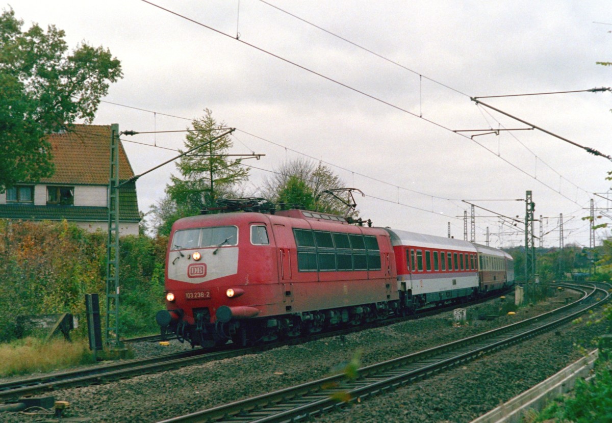 103 238 mit IC 822  Nordfriesland  (Regensburg Hbf–Kln–Westerland [Sylt]) am 26.10.1993 in Hittfeld