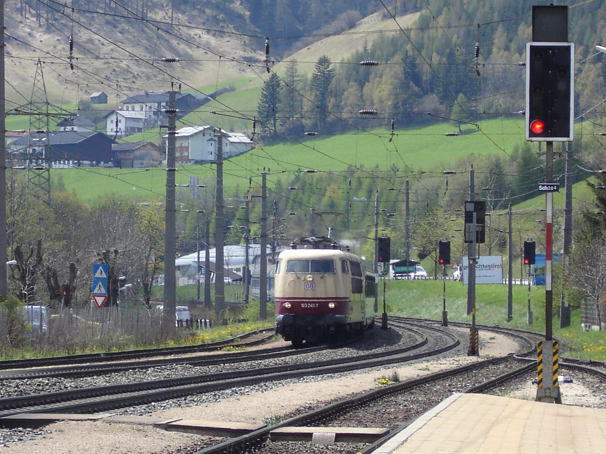 103 245-7 DB AG mit DB AG Logo, EC Milano-München, Matrei 04-05-2008
- Bahnvideos in Youtube - http://www.youtube.com/user/cortiferroviariamato/videos - Auch 103 245 mit altes Logo und CNL in Innsbruck,2014