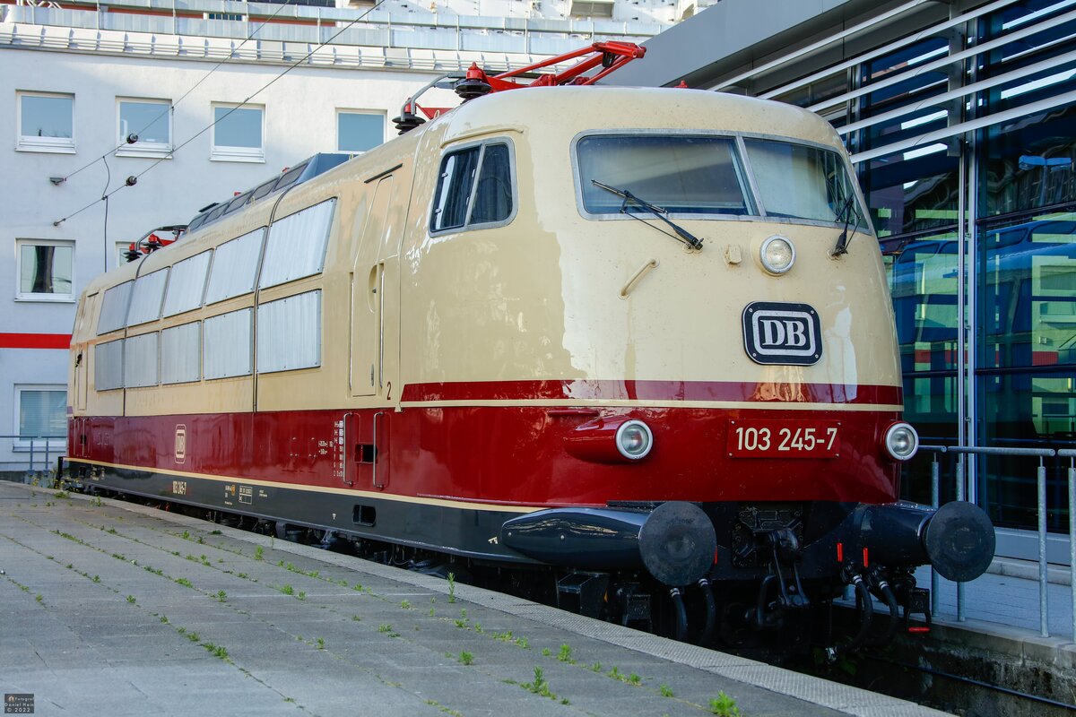 103 245-7 DB in Köln Hbf, Juni 2022.