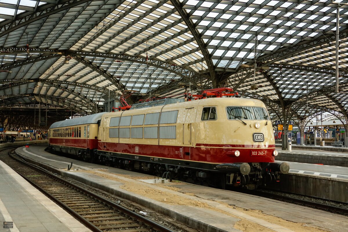103 245-7 DB mit AKE-Rheingold nach Papenburg in Köln Hbf, am 22.07.2023.