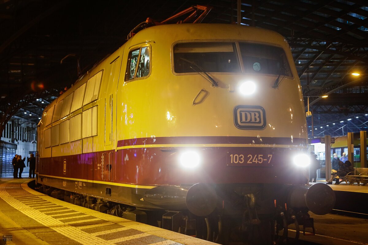 103 245-7 DB mit Rheingold nach Erfurt in Köln Hbf, am 02.12.2023.