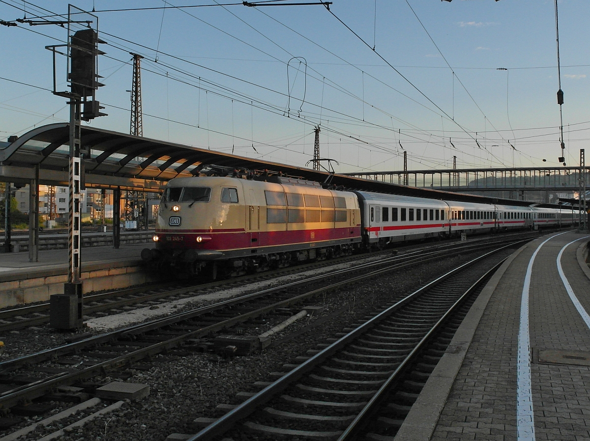 103 245-7 mit dem IC 2095, Ulm-München, am frühen Morgen des 02.07.2015 bei der Abfahrt aus dem Ulmer Hauptbahnhof.