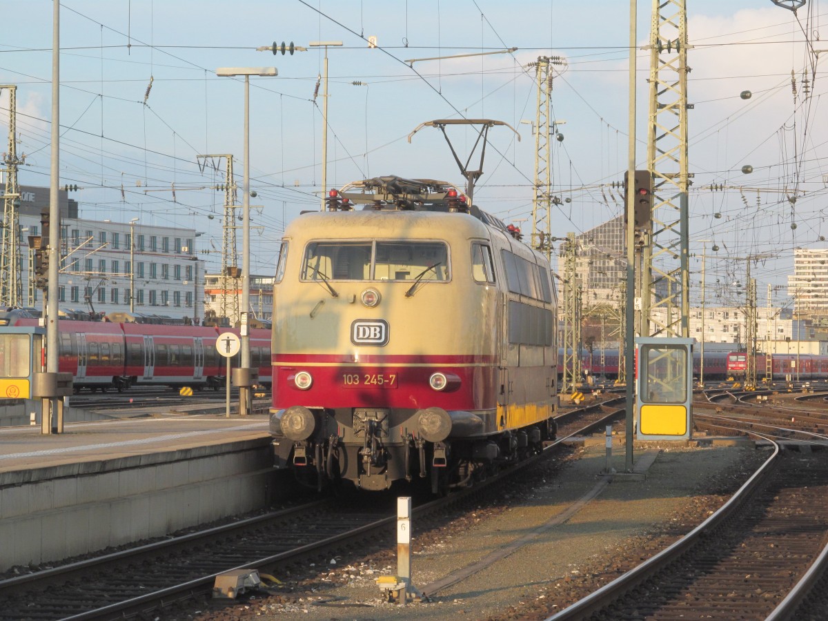 103 245-7 rangiert am 24. März 2014 im Nürnberger Hbf.