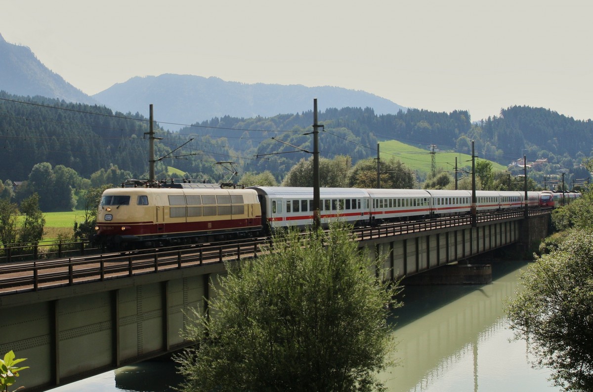 103 245-7 überquert am 7.9.2014 mit dem IC 1284 Schwarzach St.Veit-Flensburg die Innbrücke bei Kirchbichl in Tirol. Die BR 103 war an diesem Wochenende zwischen München und Wörgl im Einsatz. Gruß an den TF!