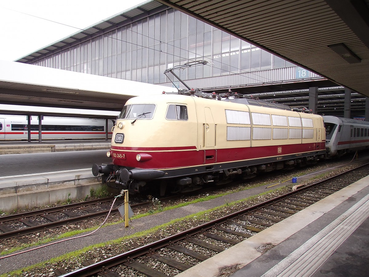 103 245 am 06.10.14 bereit zur Abfahrt vom Münchener Hauptbahnhof mit dem IC 2206 nach Nürnberg HBF