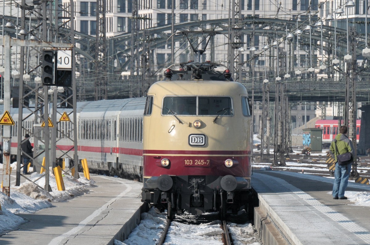 103 245 am 07.02.15 mit IC 1280 aus Zell am See in München Hbf. Der verantwortungsvolle Fotograf steht hier am Prellbock.