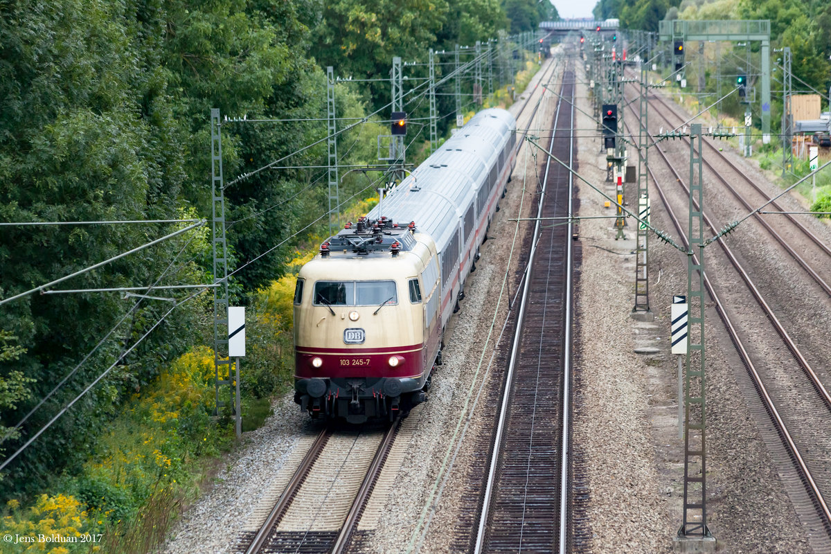 103 245 ist am 09.11.2017 mit dem IC 2094 am Haken auf dem Weg von München nach Ulm und passiert dabei Gröbenzell