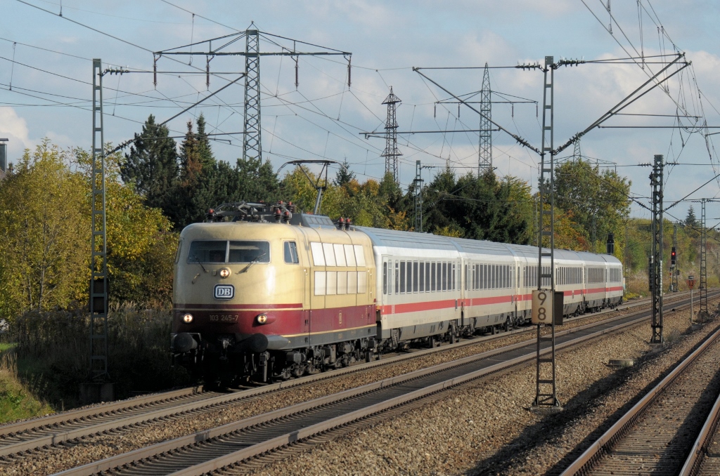 103 245 am 18.10.13 mit IC 2206 nach N�rnberg in M�nchen-Langwied