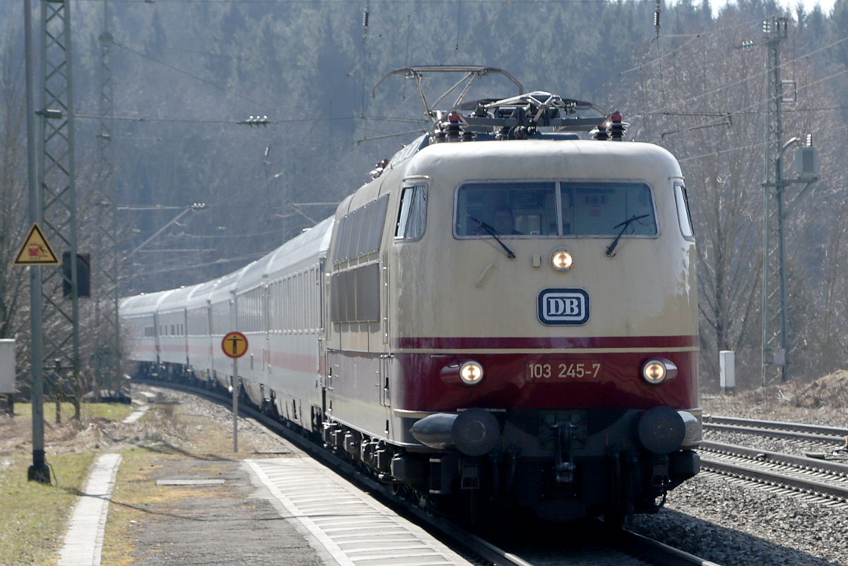 103 245 befördert am 07.03.2015 IC 2082 aus Berchtesgaden gen München, aufgenommen in Aßling.
