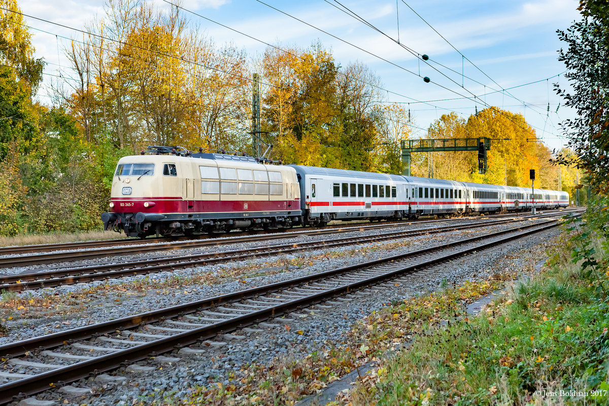 103 245 darf an einem herbstlichen Oktobertag den IC 2094 von München Hbf nach Ulm ziehen. Lochhausen, 12.10.2017