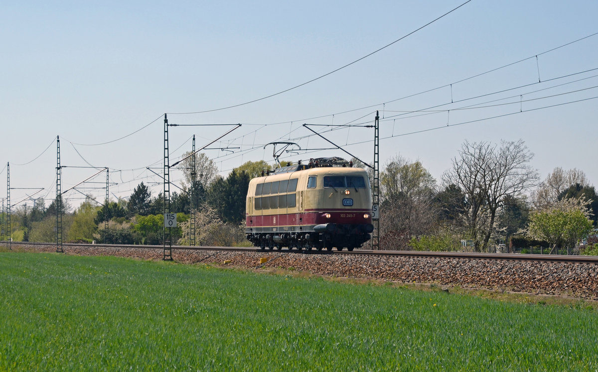 103 245 führte am 21.04.20 eine Probefahrt vom DB Werk Dessau aus nach Wittenberg. Hier rollt sie durch Gräfenhainichen.