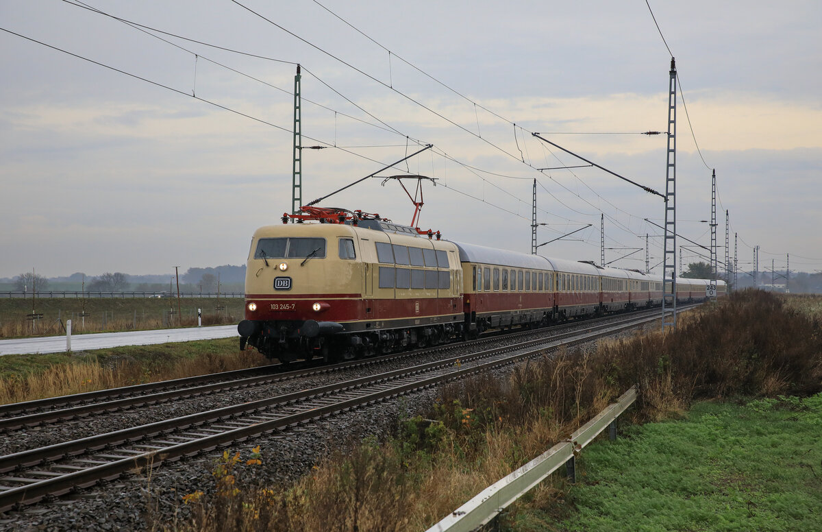 103 245 für die Vulkan Eifel Bahn, mit dem Rheingold als DPE 321 auf der Fahrt vom Ostseebad Binz nach Koblenz Hbf. Aufgenommen am 04.11.2022 bei Zirkow Hof (Rügen).
