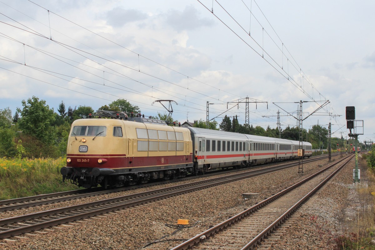 103 245 mit dem IC 2206 am 26. August 2013 in Langwied.